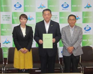 市長に提言書を提出された座長及び副座長