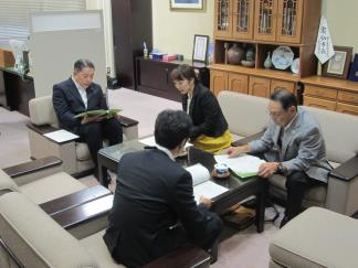 提言書内容について市長へ説明・懇談
