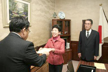 提言書を座長から市長へ手渡し