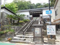 車で上る道もあります